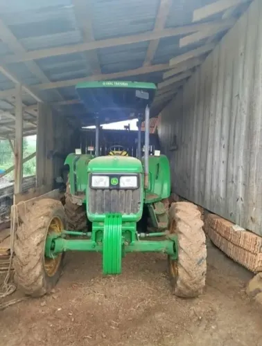 TRATOR AGRÍCOLA