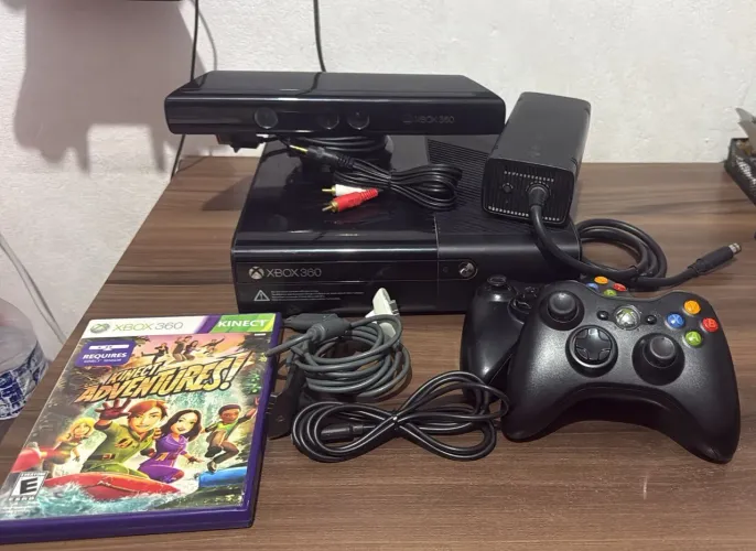 Xbox 360 E, 2 controles com cabos, kinect e jogo "Kinect Adventures!". Usado 