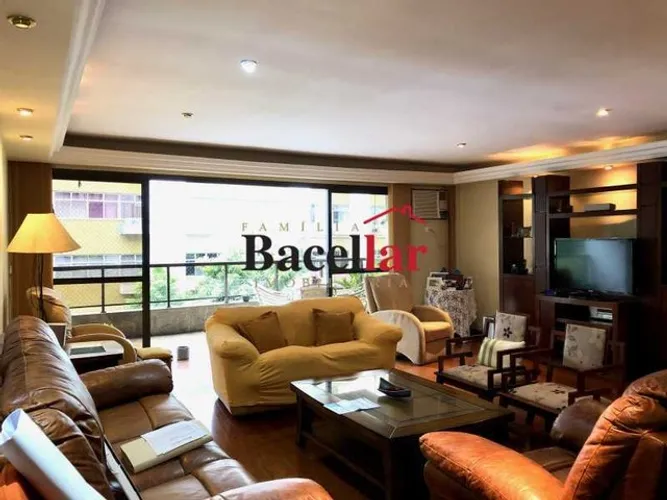 Apartamento de quatro quartos e três suítes à venda na Tijuca