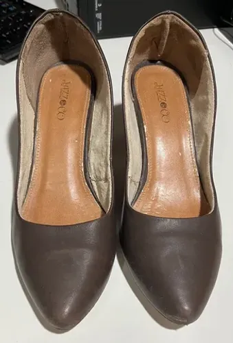 Scarpin cor café salto baixo (5 cm) n. 37
