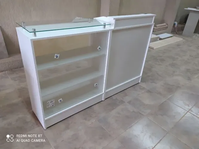 Balcão caixa + expositor vitrine c/ tv MDF