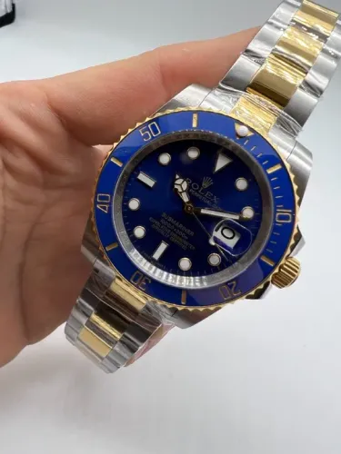 Rolex Oyster Perpetual Submariner Prata & Dourado Fundo Azul