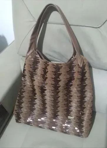 Bolsa de couro marrom alça média.