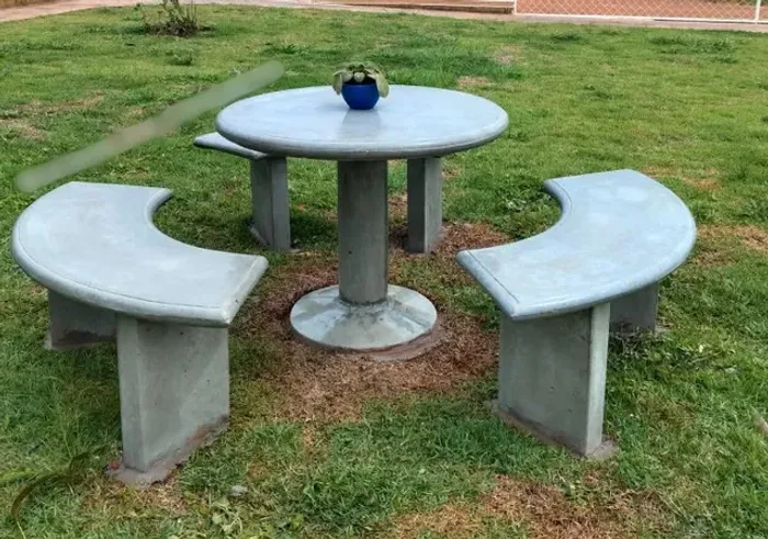 Mesa em concreto e 03 bancos meia-lua