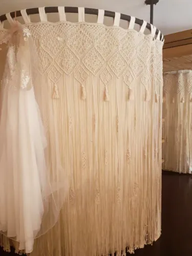 Provador para roupa em macramê