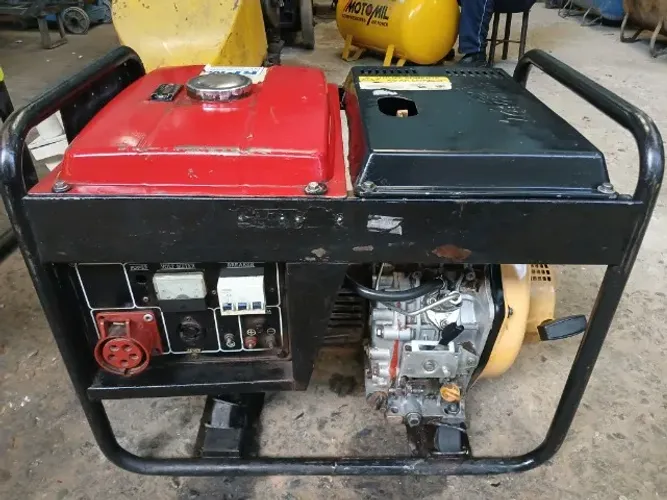Grupo Gerador de 4 KVA com motor a diesel de 7 CV usado. Marca CSM, 110/220 Volt