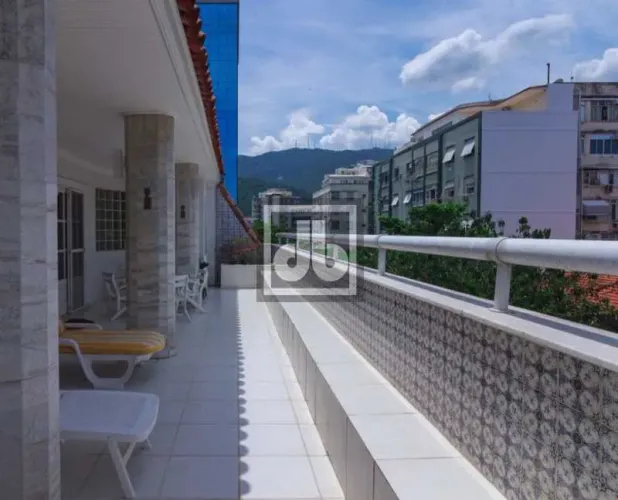 Cobertura linear, à venda Leblon, 08 quartos sendo 04 suítes