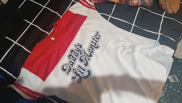 COSPLAY ALERQUINA (CAMISETA E PERUCA)