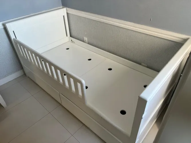 Cama infantil de madeira maciça em laca branca e gavetas Ri Pô Pi