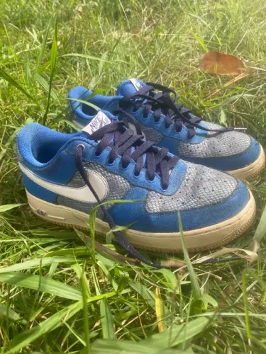 Tênis Nike Air Force 1 cor Azul Royal - Seminovo
