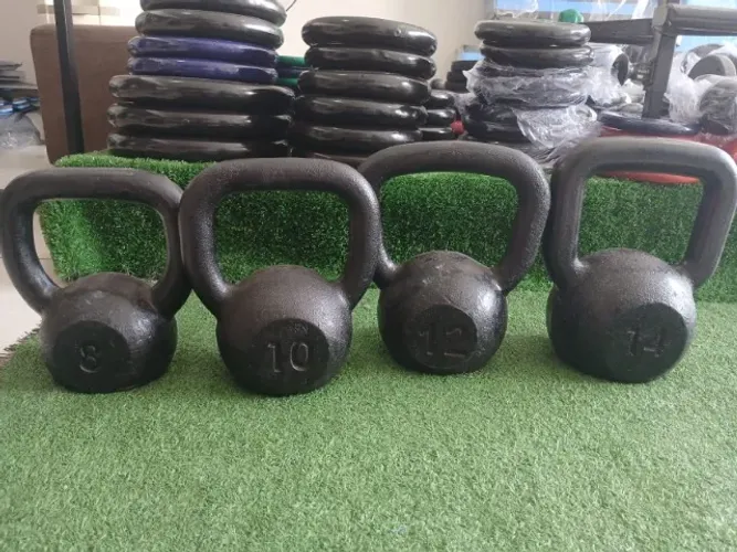 Jogo de kettlebell pintado no modelo Ferro Fundido
