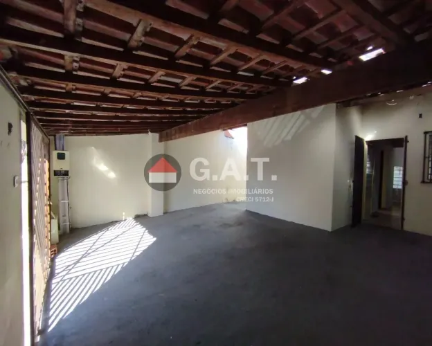 Casa à venda em Sorocaba-SP, Vila Eros: 2 quartos, 1 sala, 1 banheiro, 2 vagas de garagem,