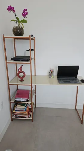 Estante vazada com escrivaninha