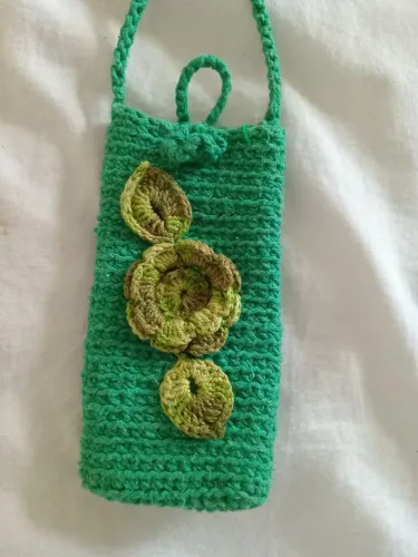 Bolsa de crochê verde com flores