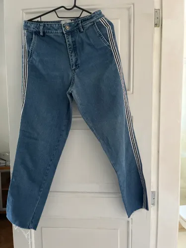 Calça Loja 3jeans com listas laterais. Tamanho PP
