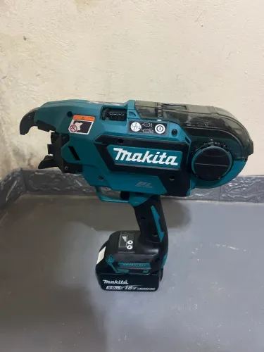  ?Armadora de Vergalhão Makita DTR180 semi-novo, 2 baterias + carregador e maleta?