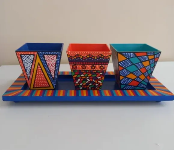 3 Potinhos Coloridos com Bandeja Decoração Conjunto (jogo) de três peças