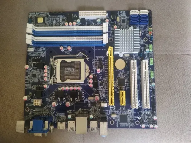 Placa Mãe Foxconn H61M-S (socket 1155) DDR3 - (Sem Espelho) 