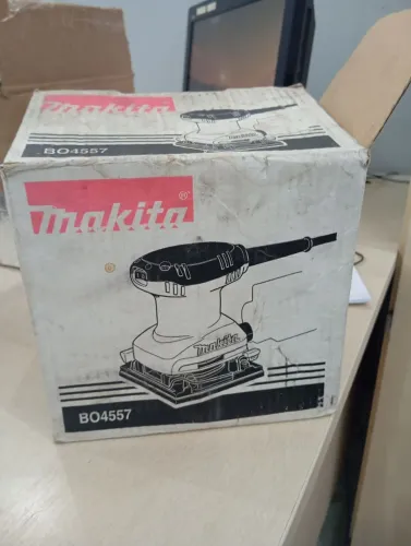 Lixadeira treme treme 220 Makita 