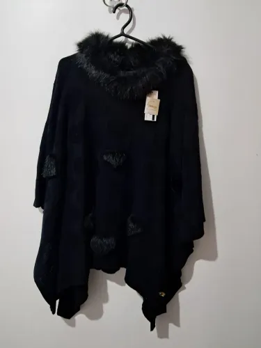 Poncho de lã com detalhes em pêlo