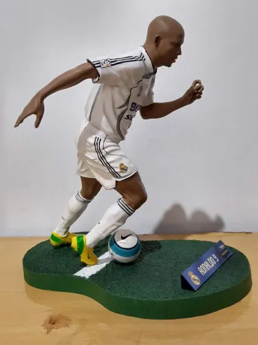 Miniatura Ronaldo Fenômeno Real Madrid FT Champs...30 cm