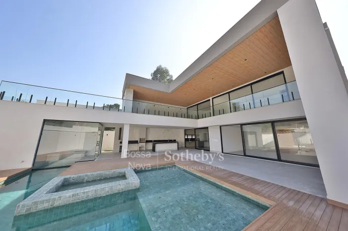 Casa contemporânea em condomínio com vista para a Pedra da Gávea