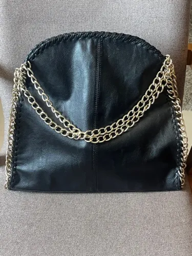 Bolsa de Ombro Preta com Corrente