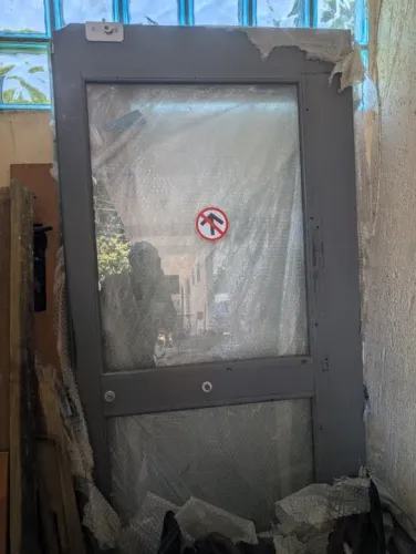Porta de Madeira e Vidro Grande