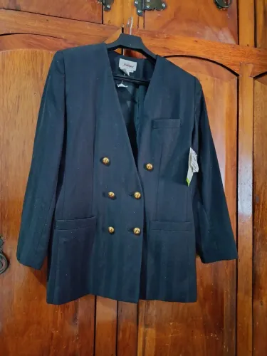 Blazer preto com botões dourados é novo importado