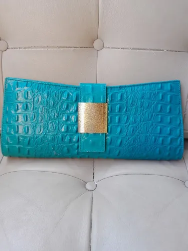 Bolsa de mão clutch turquesa com detalhes em dourado