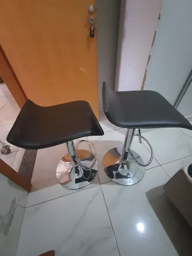 4 Banquetas em couro sintético 