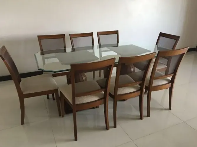 Mesa com tampo de vidro e oito cadeiras