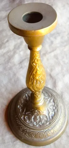 Castiçal em bonze dourado indiano ricamente trabalhado em baixo relevo *Descrição