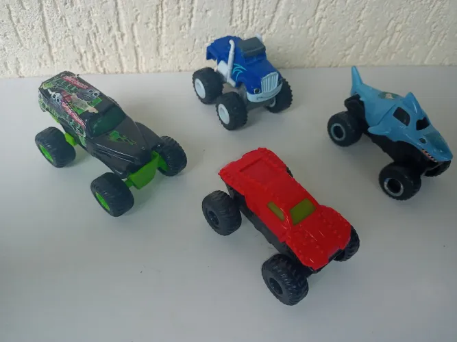 4 carrinhos monster Jam McDonald's