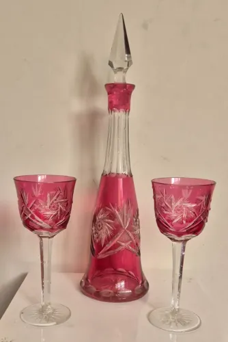 Conjunto de licoreira com 2 taças em cristal Baccarat, na cor rubi. Ricamente lapidado