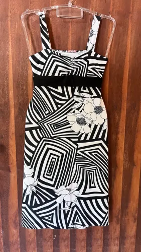 Vestido Preto e Branco - Tamanho M 