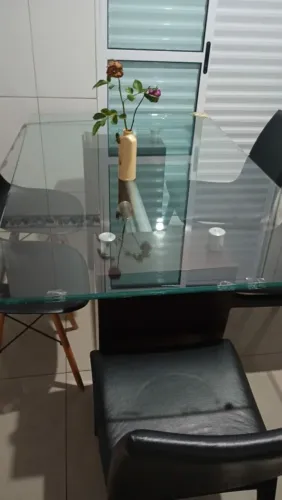 Mesa de jantar para 06 lugares com 04 cadeiras e tampo de vidro