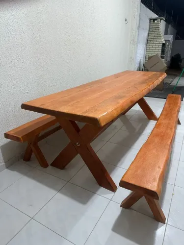 Conjunto de mesa e bancos de madeira rústica
