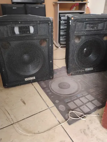 Par de caixas de som Yamaha passiva 15 polegadas 