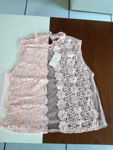 Regata com gola em tule com detalhes em renda rosa