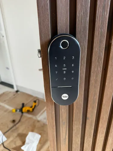 Fechadura eletrônica Yale