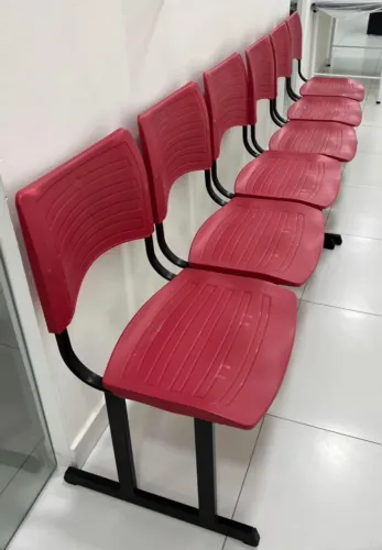 Longarina de Recepção / Sala de Espera Plástica Vermelha