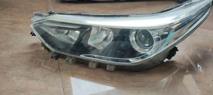 Farol Yaris LE (mascara negra)