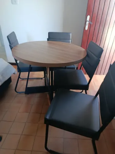 Mesa redonda de madeira com 4 cadeiras estofadas