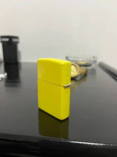 Isqueiro zippo amarelo usado