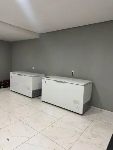 Vende-se freezer semi novo com dois meses de uso