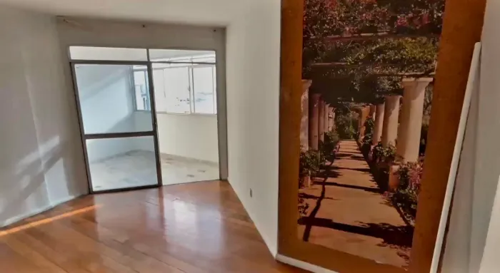 Amplo apartamento com varanda