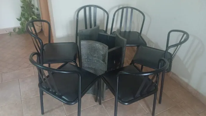 Vende se cadeiras com base.