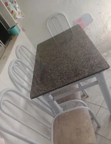 Mesa retangular com 4 cadeiras em bom estado