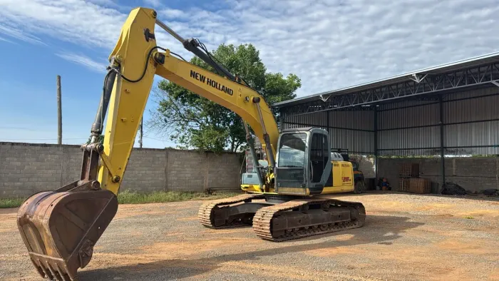 Escavadeira New holland E215B